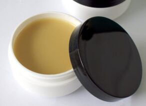 unguento a base di erbe medicinali per il trattamento dei funghi dei piedi